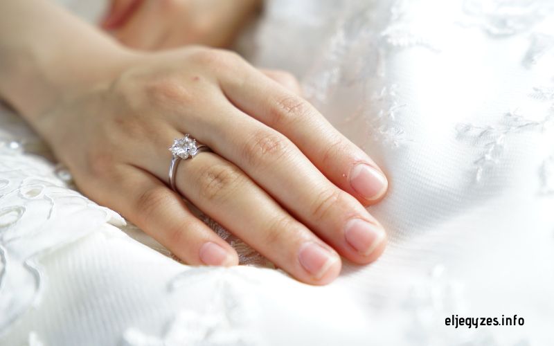 Köves eljegyzési gyűrű a menyasszonyon